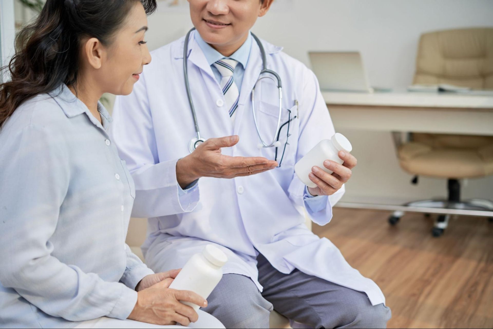 A photo of a patient consulting a doctor about what supplements to have.